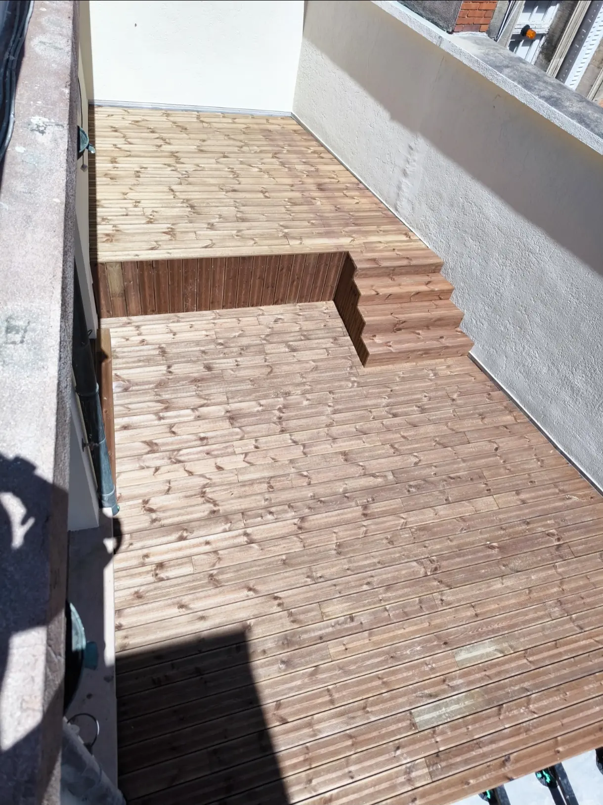 Terrasse en bois à deux niveaux avec marches